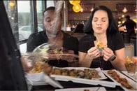 【動画】撮影中のYouTuberに車が突っ込む...「衝撃の瞬間」を捉えた大パニックの映像が拡散（米）