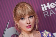 「死の視線...」自身の恋愛をイジられたテイラー・スウィフトの表情にネット戦慄　ネタにした司会者はすぐさま謝罪