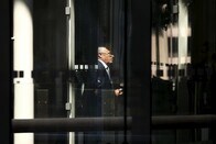 ベルギー同時テロを受け各国が空港警備を見直す動き