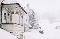 【写真】冬の嵐の中で「泣き叫ぶ」声...玄関前にいた相手の姿に息をのんだ夫婦