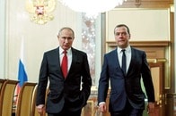 「プーチンの犬」メドベージェフ前大統領の転落が止まらない