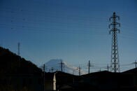 桜散る甲州街道　「俗界富士」が見える町へ