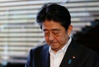 安倍改憲シナリオ、支持率下落で自民内に異論　政権維持に解散も