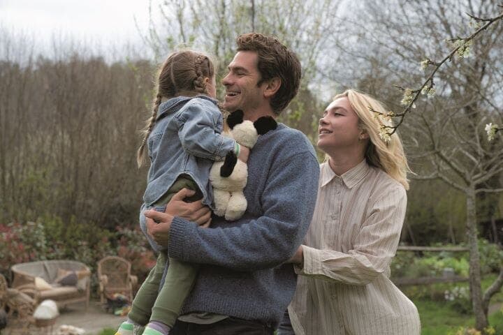 映画『We Live in Time この時を生きて』の場面写真、娘を抱くトビアス（アンドリュー・ガーフィールド）とアルムート（フローレンス・ピュー）
