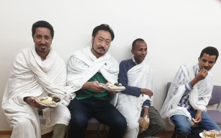 集会後の会食に参加する筆者