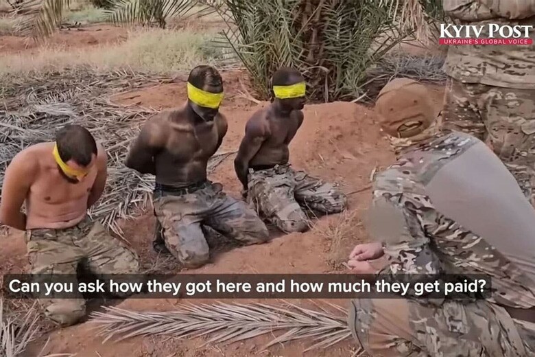 ウクライナ軍がワグネルの傭兵（左）を尋問　A SCREENSHOT FROM VIDEO OF KYIV POST