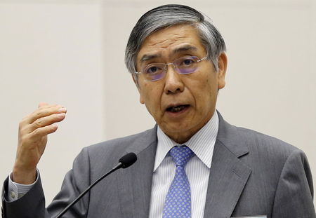 　６月２９日、日銀の黒田東彦総裁は２８日スイス・バーゼルで開かれた国際決済銀行（ＢＩＳ）の年次総会で講演した。２９日公表された講演要旨によると、総裁は２％の物価目標を２０１６年度前半に達成するとの現時点での見通しに対する「リスクは看過できない」と述べた。都内で４日撮影（２０１５年　ロイター/Toru Hanai）