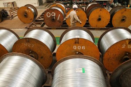 　４月２５日、中国鉄鋼工業協会は商社に対し、海外の鉄鋼価格が高騰しているが、鉄鋼輸出を増やさないよう要請、国内への供給を優先するよう求めた。写真は江蘇省南通の工場で２０１８年７月撮影（２０２２年　ロイター）