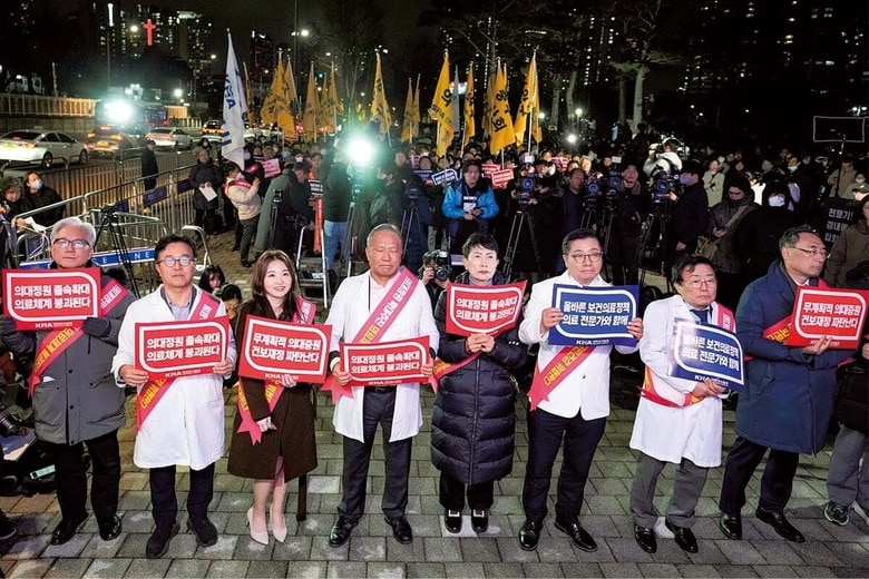 医学部増員計画に抗議する医師たち（ソウル、今年2月）　AP/AFLO