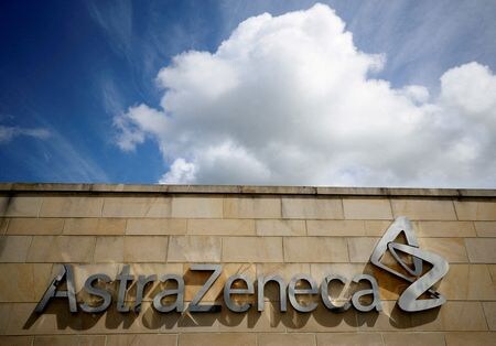 　英製薬大手アストラゼネカは、中国事業をスピンオフ（分離・独立）する計画を策定中で、香港での上場が選択肢として検討されている。英紙フィナンシャル・タイムズ（ＦＴ）が１８日、関係者の話として報じた。写真は同社のロゴ。英マックルズフィールドで２０２１年５月撮影（２０２３年　ロイター／Phil Noble）