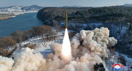 　北朝鮮は１月１４日、中長距離の新型固体燃料式極超音速ミサイルの発射実験を実施した。国営の朝鮮中央通信（ＫＣＮＡ）が１５日に伝えた。写真は発射の様子。KCNAが１４日配信（２０２４年　ロイター）