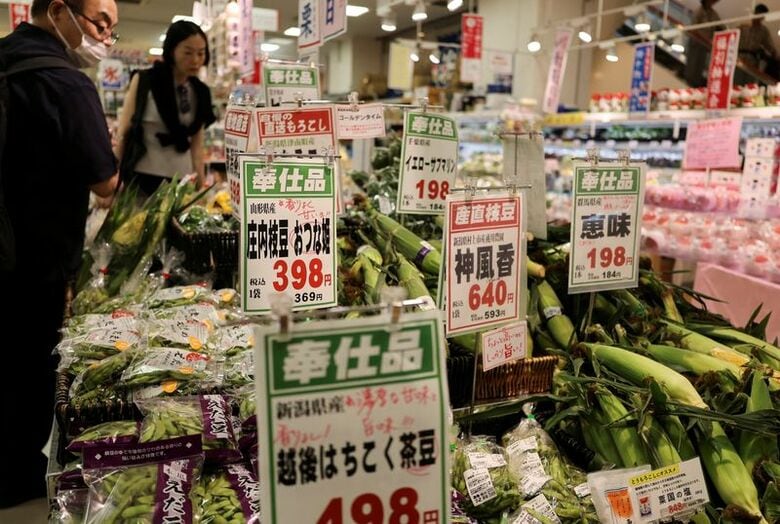 写真は小売店の野菜売り場の様子。7月27日、東京で撮影。 REUTERS/Issei Kato