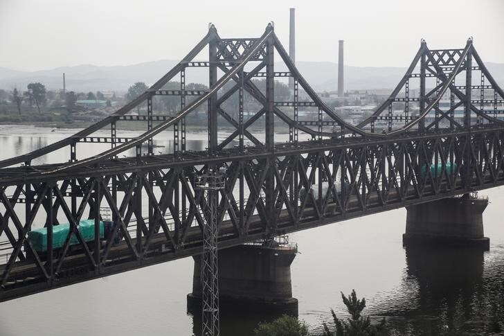 ７月１３日、中国税関当局が発表したデータによると、１─６月の中国の北朝鮮からの輸入は１３．２％減の８億８０００万ドルだった。写真は中朝「友好の橋」、昨年９月撮影（２０１７年　ロイター/Thomas Peter）