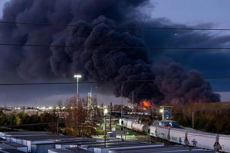 11月4日、ケンタッキー州ルイビルのモハメド・アリ国際空港を飛び立った後、墜落したＵＰＳ２９７６便から立ち上る煙。 Jeff Faughender/USA Today Network via REUTERS