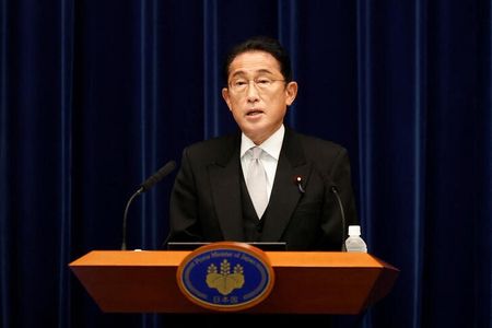 岸田文雄首相は製粉会社に政府が売り渡す輸入小麦の価格について、１０月以降も据え置くよう指示した。写真は、８月１０日に官邸で会見する岸田首相。（２０２２年　ロイター／Rodrigo Reyes Marin/Pool via REUTERS）