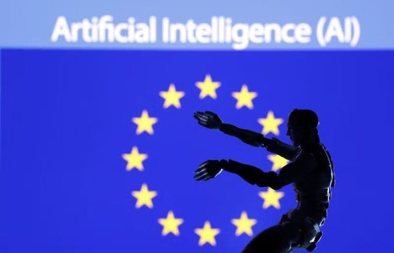７月３日、欧州連合（ＥＵ）欧州委員会は人工知能（ＡＩ）に関する包括的な法律「ＡＩ法」に基づいた汎用目的ＡＩ（ＧＰＡＩ）の規則の施行が２０２５年終盤になると発表した。写真はEUの旗とAIのイメージ。２０２３年１２月撮影（２０２５年　ロイター/Dado Ruvic）