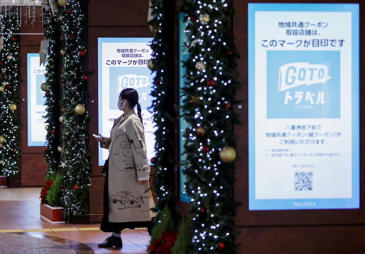 菅首相は観光支援策「Go To トラベル」を今月28日から一斉に停止すると表明した　Issei Kato-REUTERS