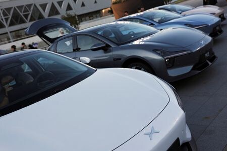 　８月２７日、中国の新興電気自動車（ＥＶ）メーカー、小鵬汽車（シャオペン）は、低価格のサブブランド「ＭＯＮＡ（モナ）」の最初のモデルとなるハッチバッククーペ「Ｍ０３」を発売した。写真は「ＭＯＮＡ（モナ）」の「Ｍ０３」。北京で撮影（２０２４　ロイター／Florence Lo）