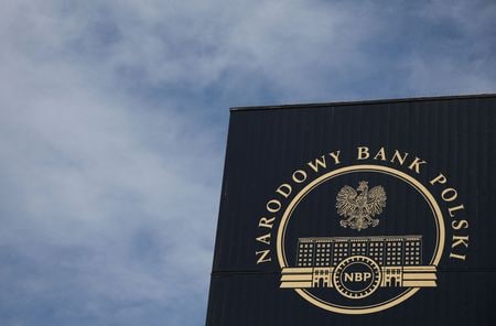 　５月１０日、ポーランド国立銀行（中央銀行）は、主要政策金利を予想通り６．７５％に据え置いた。写真は同行のロゴ。ワルシャワで昨年９月撮影（２０２３年　ロイター／Kacper Pempel）