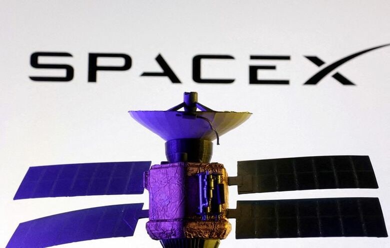 写真はスペースXのロゴと衛星のミニチュア模型のイメージ。2025年3月撮影。REUTERS/Dado Ruvic