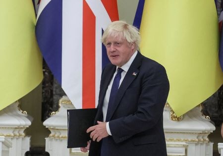 　１月３０日、ジョンソン元英国首相は、ロシアのウクライナ侵攻開始前に行ったプーチン大統領との電話会談で「あなたを傷つけたくないが、ミサイルなら１分で済む」という脅迫を受けたと述べた。２０２２年８月、キーウで撮影（２０２３年　ロイター/Gleb Garanich）