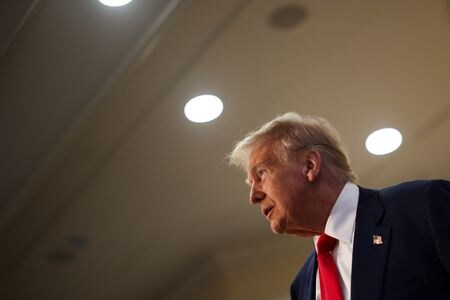 米共和党の大統領候補であるトランプ前大統領の選挙陣営は、英与党・労働党が大統領選に「露骨な外国による干渉」を行っているとして、米連邦選挙委員会（ＦＥＣ）に調査を要求した。２２日撮影。（2024年　ロイター/Carlos Barria/File Photo）