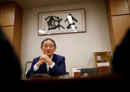 　菅義偉官房長官は２８日午前の会見で、総務省が昨日、同じ電話番号で携帯会社を乗り換える際の手数料について原則無料とする案を公表したことに関連して、３社における料金設定についてまだ大幅な引き下げ余地があるとの見解を示した。２６日都内で撮影（２０２０年　ロイター/Issei Kato）
