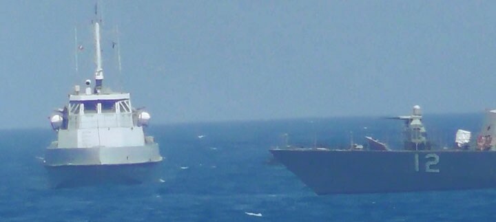 ペルシャ湾で出くわしたイラン革命防衛隊の艦艇（左）と米海軍の哨戒艇　U.S. Navy/REUTERS