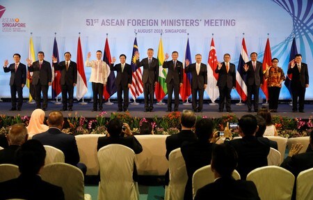 　８月２日、東南アジア諸国連合（ＡＳＥＡＮ）と中国は、南シナ海における紛争の平和的解決のための「行動規範」策定に向け、外相会議で交渉の土台となる文書の取りまとめに合意した。シンガポールのＡＳＥＡＮ外相会議で撮影（２０１８年　ロイター/Edgar Su）
