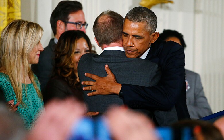 今週オバマは乱射事件の被害者や遺族をホワイトハウスに招いて、涙ながらに銃規制を訴えたのだが　Carlos Barria-REUTERS