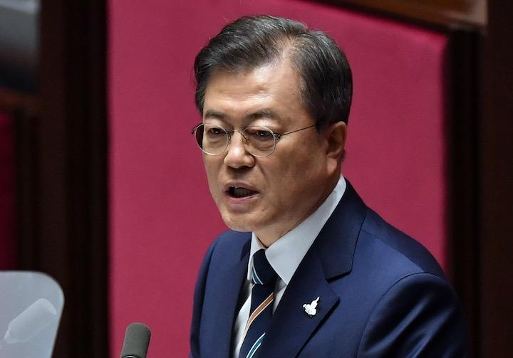 「K-防疫」の成功から一転、医療崩壊危機、ワクチン手配の遅れなどの問題が取り沙汰されている......   Jung Yeon-je/REUTERS