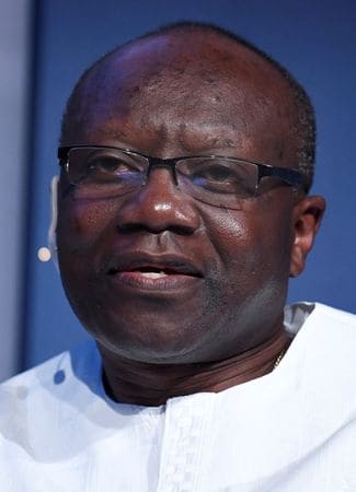 ガーナのケン・オフォリ・アタ財務相（写真）は、多額の債務を抱えるアフリカ諸国の支援に向け、中国はさらに一歩踏み込んだ対応を取るべきだとの考えを示した。 ２０１７年１０月、米ワシントンで撮影（２０２０年　ロイター/Mike Theiler）