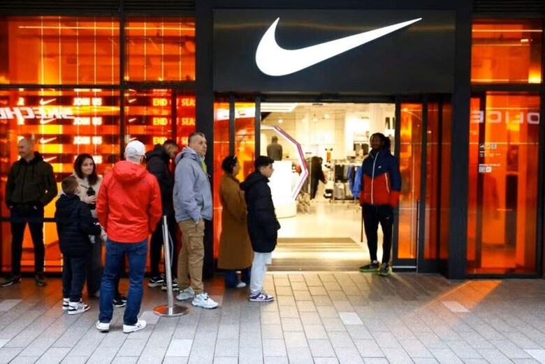 ブランド再生と売上反転に取り組む米スポーツ用品大手ナイキにとって、ベトナムからの輸入に対する米国の関税は新たな試練となりそうだ。写真は、ロンドンのウェンブリー・スタジアム近くのナイキショップの入り口。２０２４年３月、ロンドンで撮影。Action Images提供（２０２５年　ロイター）
