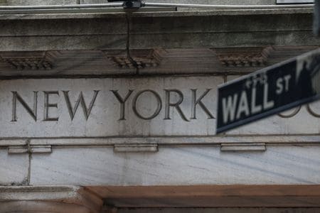 4月7日、米ニューヨークのウォール街で撮影（2025年　ロイター/Kylie Cooper）