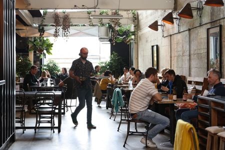 　６月２６日、オーストラリア連邦統計局が発表した３─５月の求人件数は前期比２．７％減、前年同期比１７．７％減の３５万２６００人（季節調節済み）だった。写真はシドニーのカフェで２０２２年８月撮影（２０２４　ロイター／Loren Elliott）