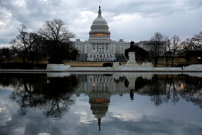 １月２２日、米議会の上下両院は２２日、２月８日までの連邦政府の支出を手当てするつなぎ予算をそれぞれ可決した。写真はワシントンの連邦議会議事堂（２０１８年　ロイター/Joshua Roberts）