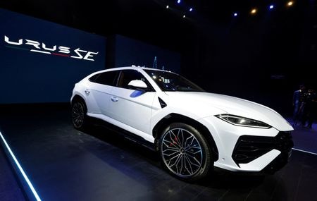 ３月２１日、イタリアの高級スポーツカーメーカー、ランボルギーニとドイツ自動車大手メルセデス・ベンツの高級車部門マイバッハがインドで事業拡大を計画している。写真はランボルギーニのウルスＳＥ。２０２４年８月、ニューデリーで撮影（２０２５年　ロイター/Priyanshu Singh）