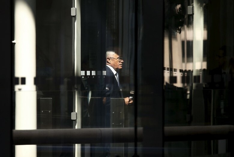 ３月２３日、ベルギーの首都ブリュッセルの国際空港と地下鉄の駅で、相次いで爆発があり、少なくとも３０人が死亡したことを受け、各国が空港警備の強化と見直しに動いている。記者会見に向かう豪ターンブル首相。シドニーで撮影（２０１６年　ロイター／David Gray）