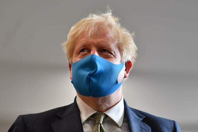 英首相官邸は、新型コロナウイルスの新たな感染拡大抑制策として、24日からイングランドで店舗やスーパー内での買い物客のマスク着用を義務化すると発表した。写真はジョンソン英首相。ロンドンで代表撮影(2020年　ロイター)