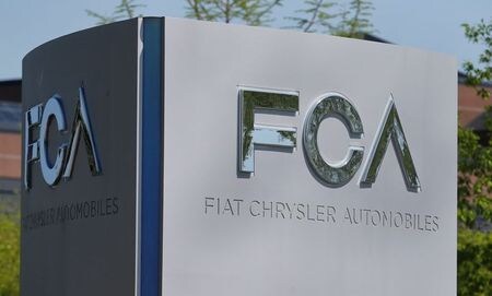欧米自動車大手のフィアット・クライスラー・オートモービズ（ＦＣＡ）は、今週末に期限を迎えるイタリアの移動制限措置が延長される公算が高まっていることから、同国内３工場の生産再開が遅れる恐れがある。米ミシガン州オーバーンヒルズで２０１８年５月撮影（２０１９年　ロイター/REBECCA COOK）