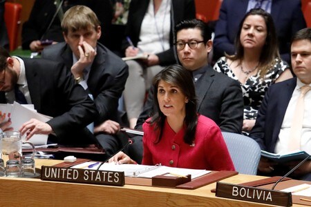 　４月１８日、米国のヘイリー国連大使（写真中央）は、トランプ大統領との関係は「申し分ない」と強調し、自身とペンス副大統領が手を結んで２０２０年の大統領選でトランプ氏の対立候補になるとの観測を否定した。写真はニューヨークで撮影（２０１８年　ロイター／Shannon Stapleton）