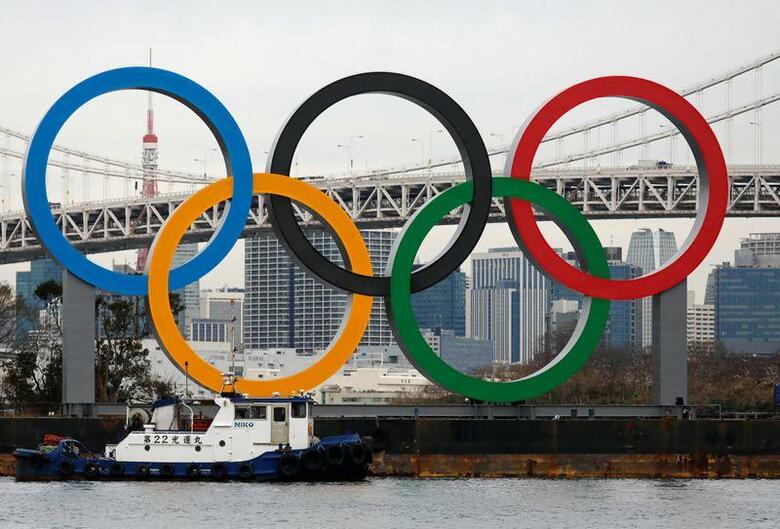 日本で新型肺炎による初めての死者が発生し、政府内では五輪中止が最悪シナリオとして懸念され始めている。写真は東京・台場に設置された巨大な五輪マーク。1月17日撮影（2020年　ロイター/Issei Kato）