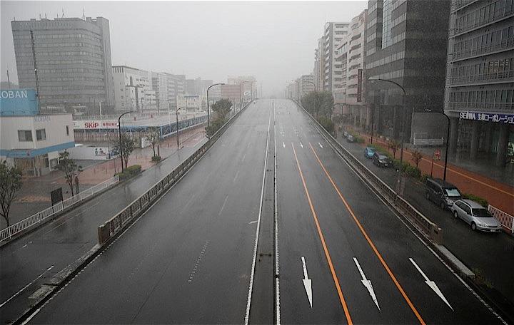 気象庁は、東京都や埼玉県など1都6県に大雨特別警報を出した。大型で非常に強い台風19号が午後6時ごろには静岡県から関東南部に接近、上陸する恐れがある。写真は10月12日、人気のなくなった神奈川県横浜市で撮影（2019年　ロイター/Matthew Childs）