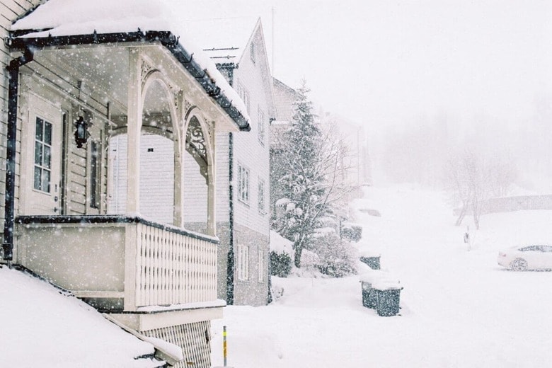 大雪の日に家の前で泣き叫んでいたのは…（写真はイメージです）　Lawrence Krowdeed-Unsplash