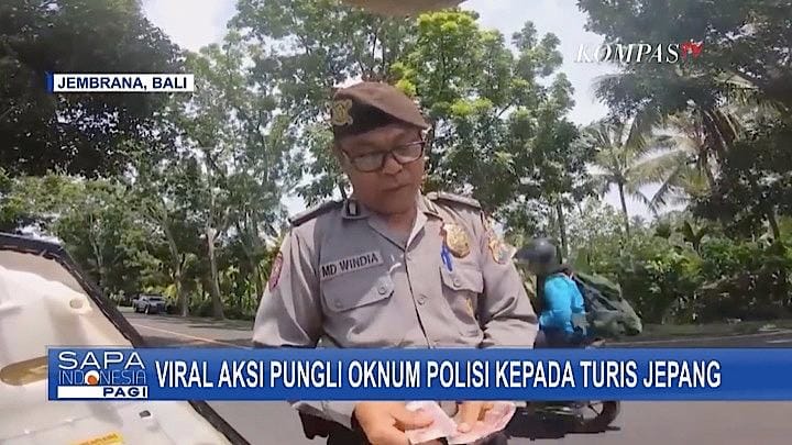 日本人が渡したお札を数えるバリ島の悪徳警官　KOMPASTV / YouTube