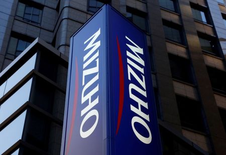 　５月１５日、みずほフィナンシャルグループは、発行済み株式の１．６％に当たる４０００万株・１０００億円を上限とする自社株買いを決議したと発表した。写真は同行のロゴ。２０１７年１月、都内で撮影（２０２５年　ロイター/Kim Kyung-Hoon）