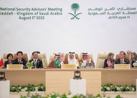 ウクライナのイェルマーク大統領府長官は７日、サウジアラビア西部ジッダで開かれたウクライナ和平に関する会議について、参加国が約６週間以内に政治顧問級の会合を開催することで合意したと明らかにした。写真は８月６日、 サウジアラビア西部ジッダで開かれたウクライナ和平に関する会議。（２０２３年　ロイター／ Saudi Press Agency/Handout via REUTERS）