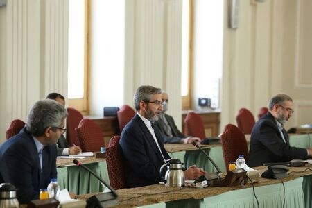 核合意再建協議でイラン交渉団のトップを務めるアリ・バゲリ・カーニ氏は２５日、再建協議を仲介している欧州連合（ＥＵ）のエンリケ・モラ主席調整官との２回目の会談を月内に開くと述べた。写真は前回会合の様子。１４日撮影（２０２１年　ロイター/Iran\'s Foreign Ministry/ WANA (West Asia News Agency)/Handout via REUTERS）