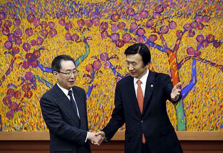 韓国へのTHAAD配備が交渉の道具に使われたのか（写真は先月訪韓した中国の武大偉特別代表=左）　Kim Hong-Ji-REUTERS