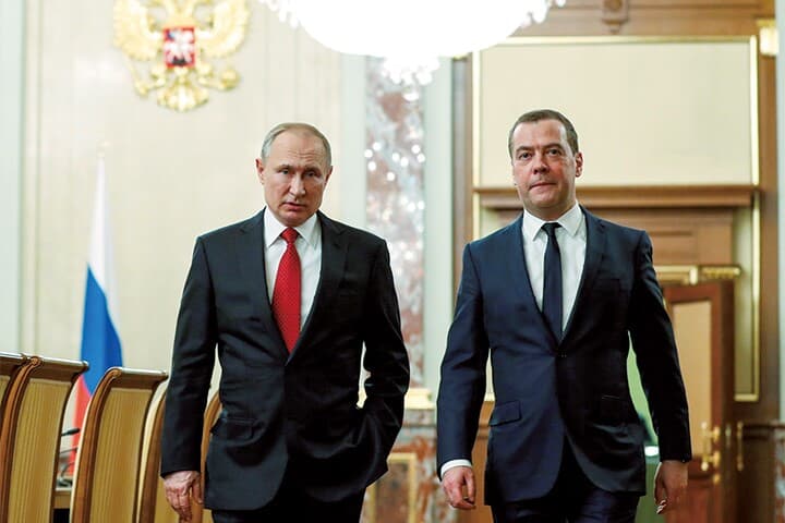 プーチン（左）は自分の思いどおりに動くメドベージェフを重用してきた　DMITRY ASTAKHOｰSPUTNIKｰPOOLｰREUTERS